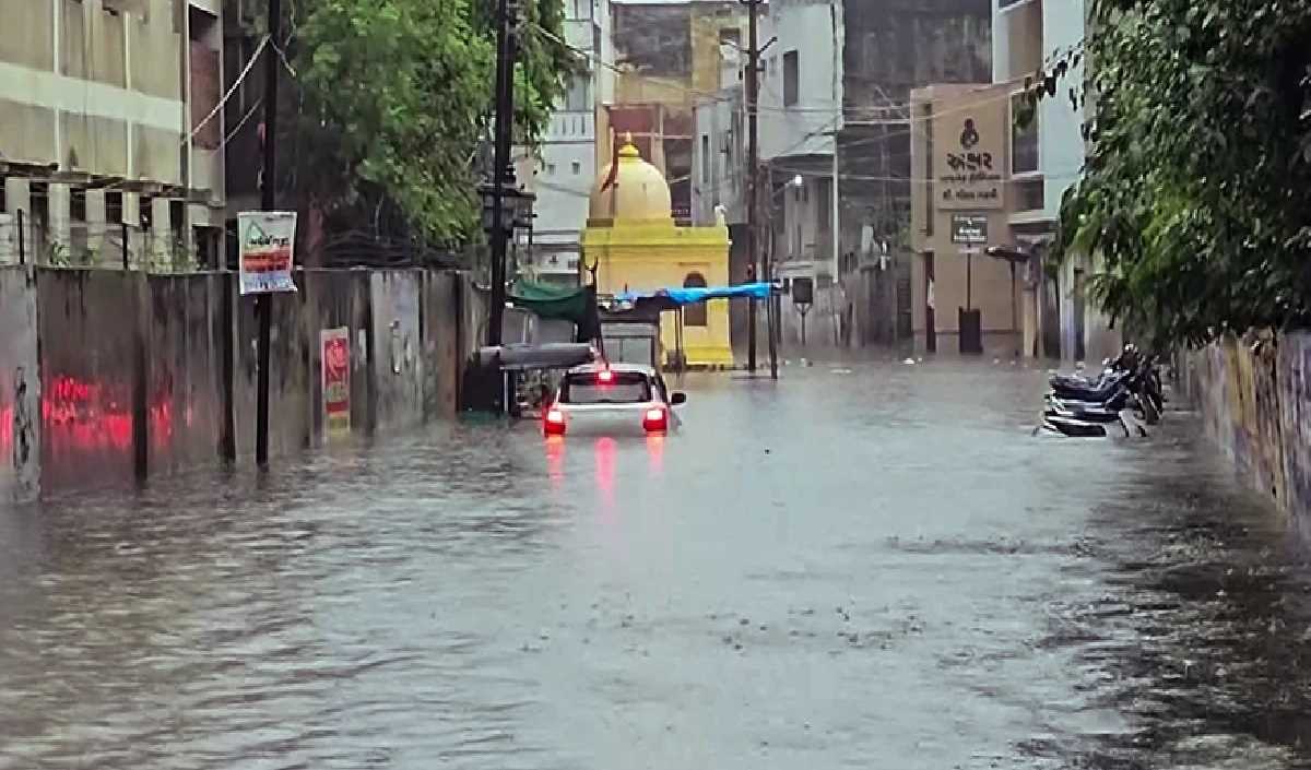 जयपुर में बारिश ने मचाई तबाही, तीन लोग बेसमेंट में फंसे, कई इलाके जलमग्न